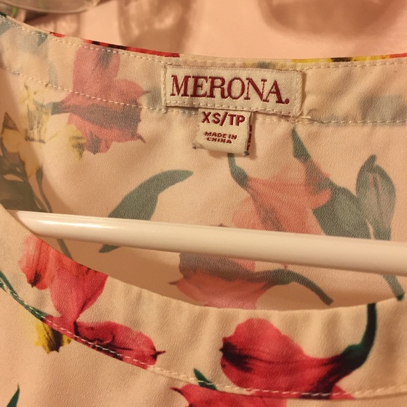 Floral Short-Sleeved Blouse - Picture 3 of 6